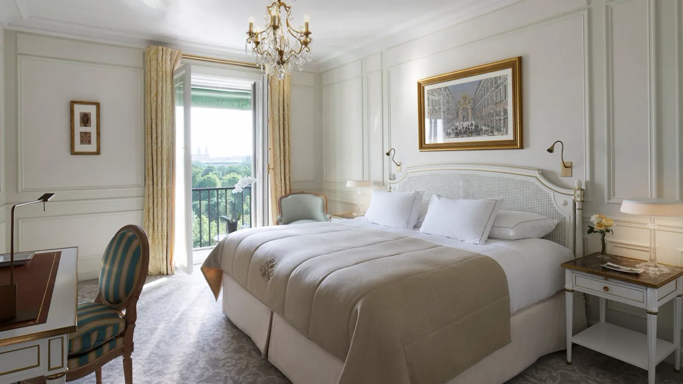 Le Meurice – Classic Parisian Elegance Near the Louvre